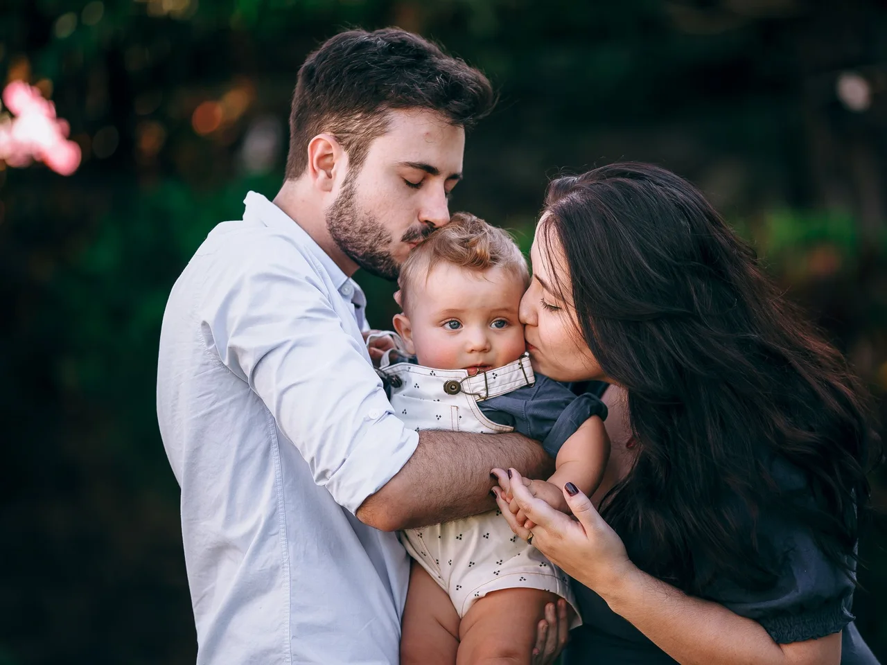 La familia con el festejado en el jard&iacute;n