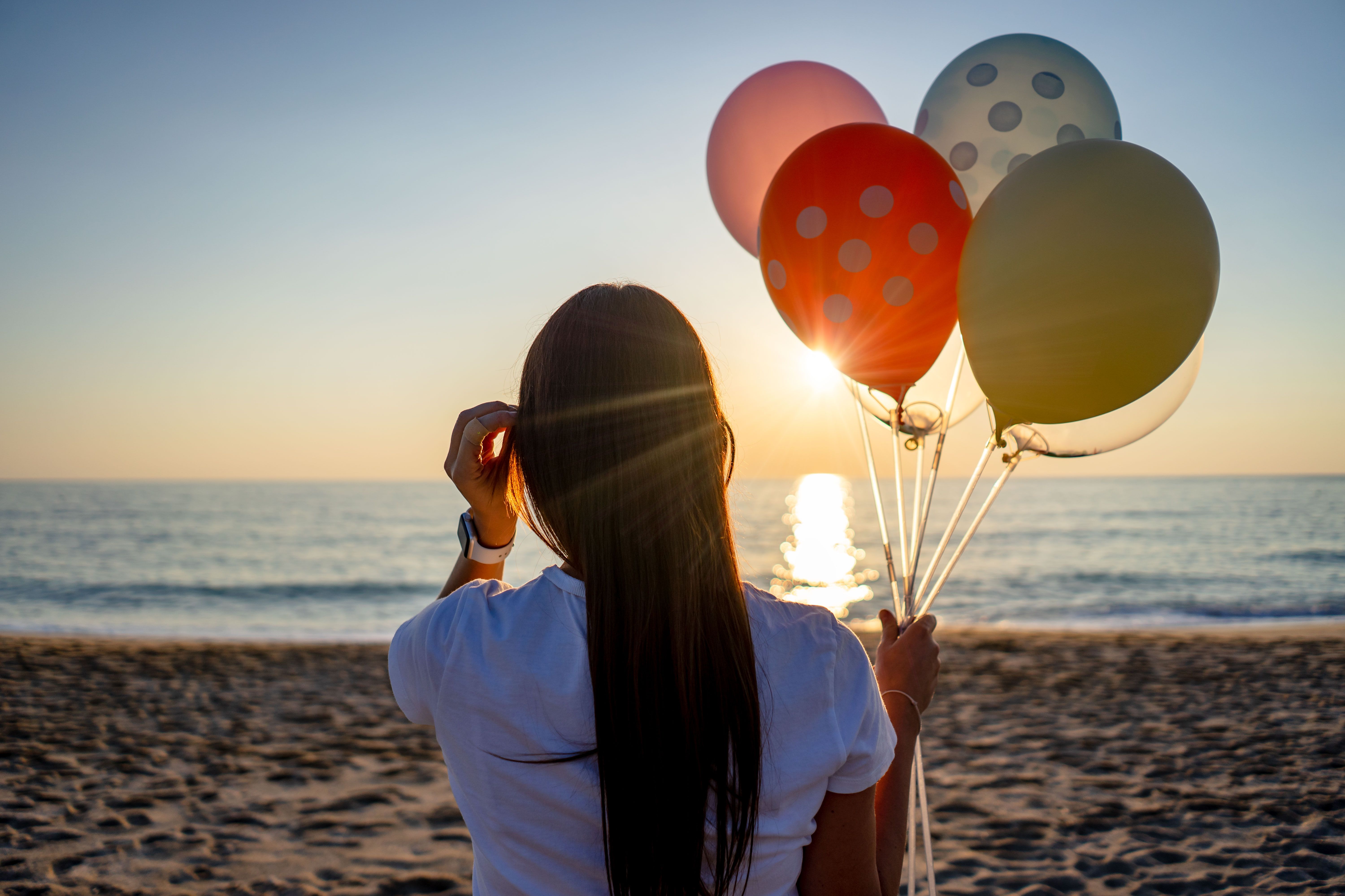 Globos frente al mar al atardecer